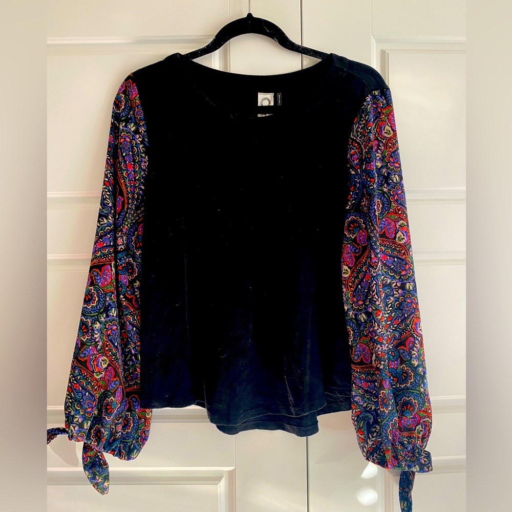Akemi + Kin by Anthropologie black shirt with fabric sleeves. Sz S. EUC.